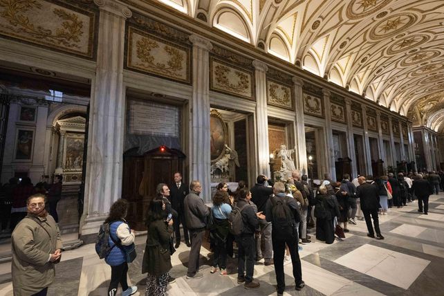 La Basílica de Santa María la Mayor en Roma abrió este domingo sus puertas a las 7.00 horas para permitir a los fieles visitar la tumba del Papa Francisco un día después de su funeral.