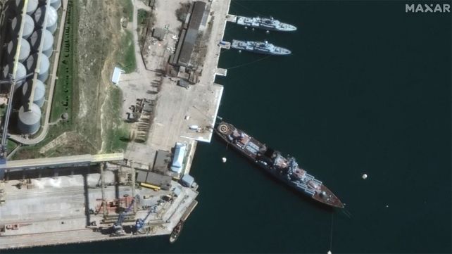 imagen satelital distribuida por Maxar Technologies se muestra al buque Moskva en el puerto de Sevastopol, en Crimea, el 7 de abril de 2022. (Imagen satelital ©2022 Maxar Technologies vía AP)