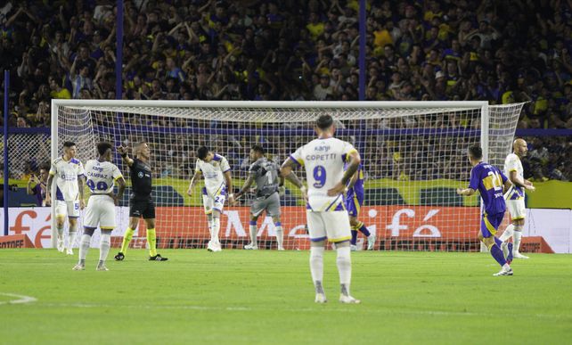 Los jugadores de Central, con la mirada en el piso tras la conquista de Boca. El Canalla se quedó sin invicto.