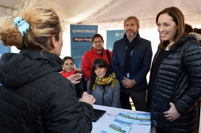 Una vecina habla con la gobernadora de Buenos Aires mientras Frigerio observa la escena.&nbsp;