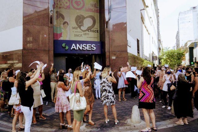 El edificio de Anses en Sarmiento y Rioja. Los abogados protestaron por problemas en la atención.
