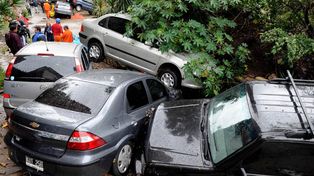 Dos muertos, 1.800 evacuados y caos por el temporal en Buenos Aires
