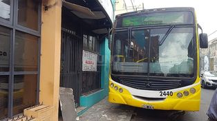 Santa Fe: un colectivo fuera de control en el microcentro