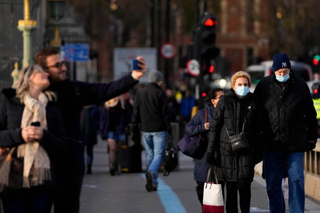Londinenses pasean por el centro de la ciudad