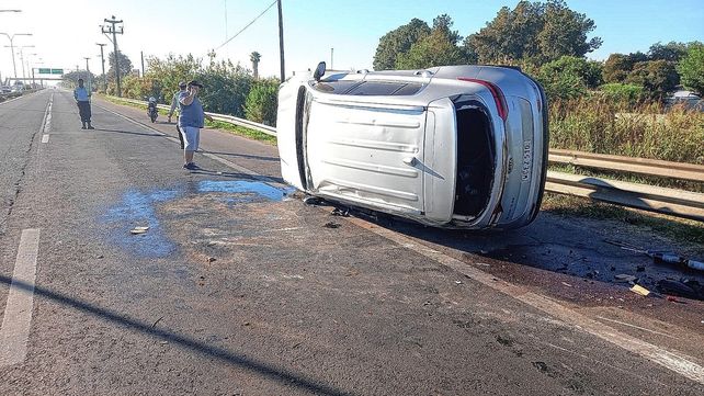 Accidente en la Ruta 168: el auto de una pareja volcó