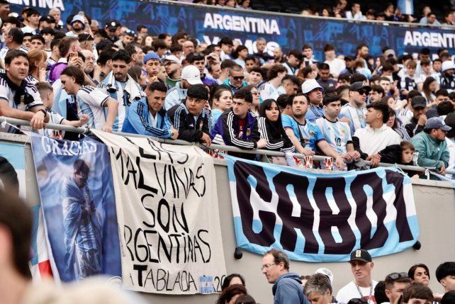 Los hinchas argentinos llegan al estadio Monumental para despedir a Messi.