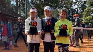 De izquierda a derecha Carola Passarini, Felícitas Belbuzzi y Elizabeth Illuminati. Las chicas de la FST se consagraron campeonas en suelo cordobés.&nbsp;