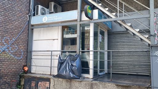 Sangre seca en un cajero: investigan la muerte de un hombre que vivía en la calle