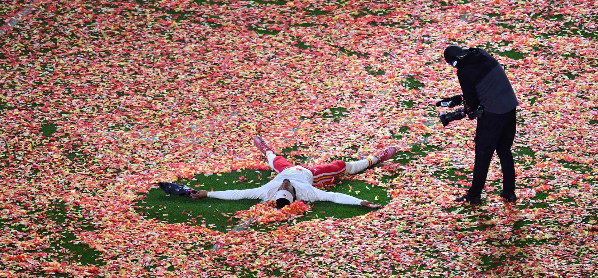 Un jugador de los Kansas City Chiefs celebra ganar el Super Bowl LVII contra los Philadelphia Eagles, Glendale, Arizona, Estados Unidos. Fotografía: Angela Weiss/AFP/Getty Images