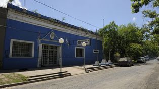 Tras protagonizar una violenta pelea con su padre, mordió a un policía en la mano