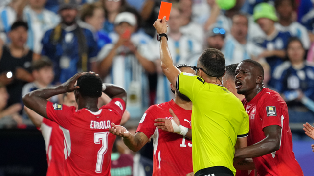 El árbitro Pinheiro expulsó a Embolo durante el partido entre la selección argentina y Suiza.