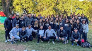Los planteles de Estudiantes en el certamen de hockey en Resistencia.