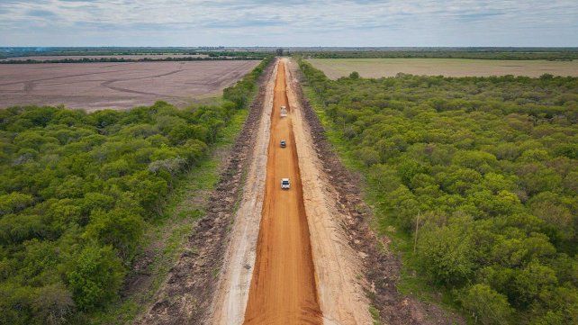 La reconstrucción del camino que une Viale y el arroyo Durazno tiene un 45% de avance.