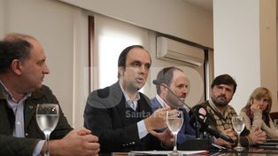 Sancionan a tres empleados por los escombros con restos de ataúdes
