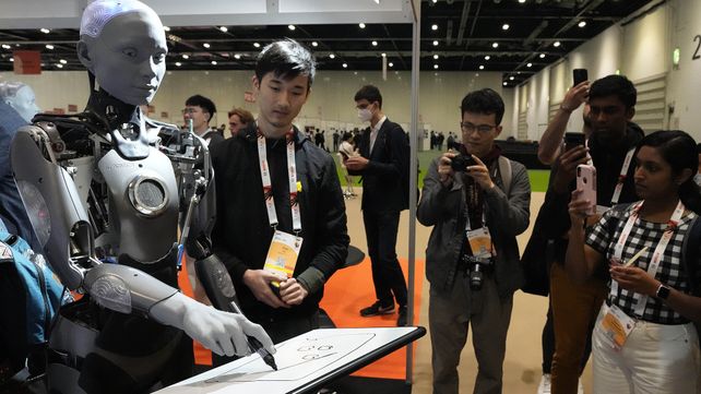 Un robot diseñado por Engineers Arts y llamado AMECA interactúa con los visitantes durante la Conferencia Internacional sobre Robótica y Automatización ICRA en Londres