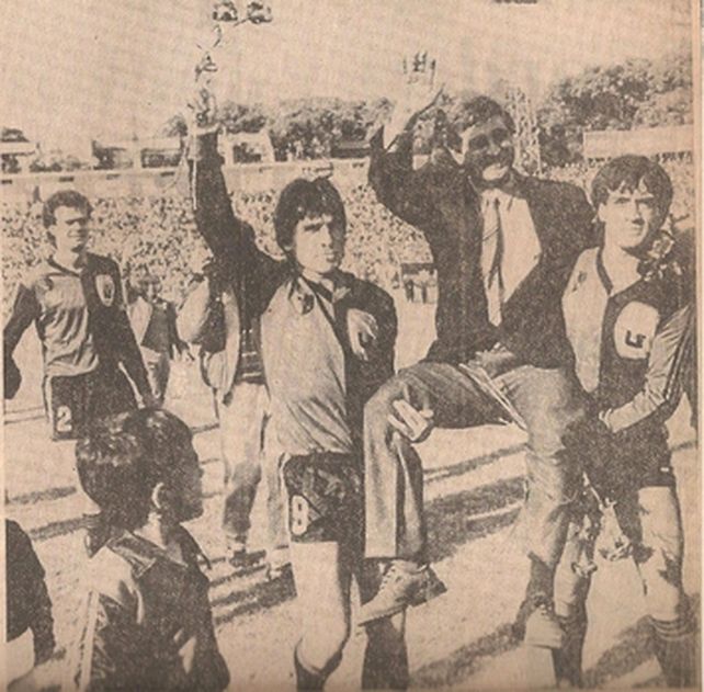 Almirón y Alfaro llevan en andas a Yudica en el brillante campeón del 87/88.