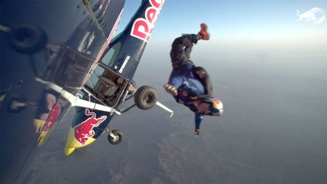 Prueba estilo Hollywood: un piloto cambió de avión en pleno vuelo