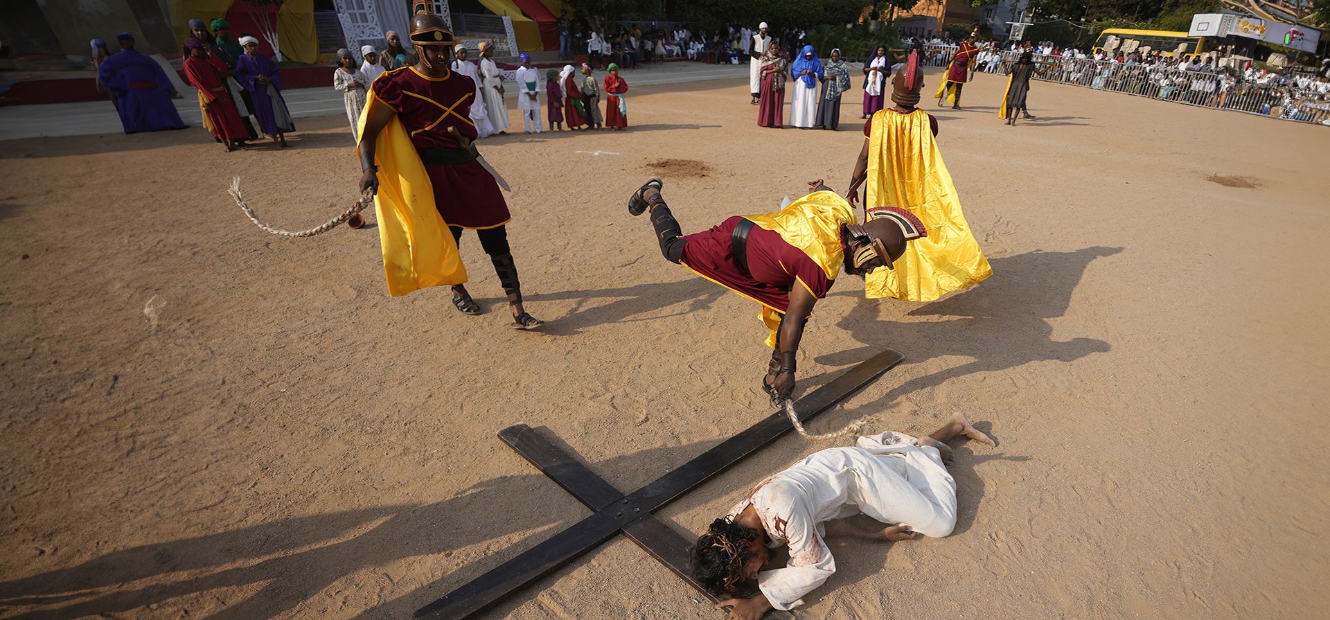 Feligreses recrean la crucifixión de Jesucristo para conmemorar el Viernes Santo en la Iglesia de la Sagrada Familia en Hyderabad, India, el viernes 29 de marzo de 2024. (Foto AP/Mahesh Kumar A.) Feligreses recrean la crucifixión de Jesucristo para conmemorar el Viernes Santo en la Iglesia de la Sagrada Familia en Hyderabad, India, el viernes 29 de marzo de 2024. (Foto AP/Mahesh Kumar A.)