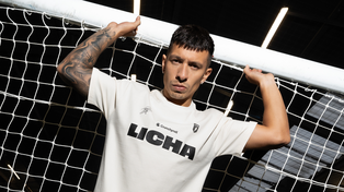 Lisandro Martínez posando con una remera de su nueva colección de ropa