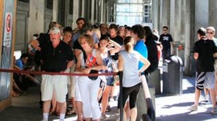 Baldean las aceras de las iglesias de Florencia para echar a los turistas