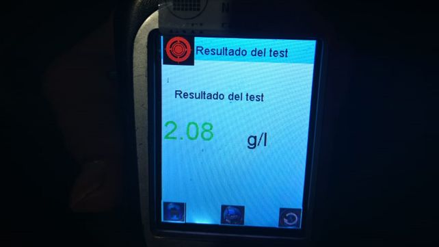 Manejaba el auto sin cubiertas, lo paró Tránsito y estaba borracho