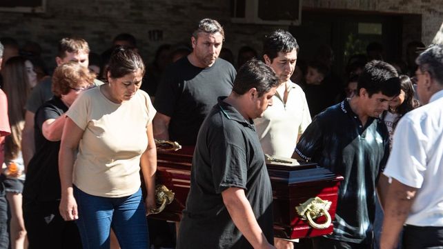 Familiares de Ian Cabrera trasladan el féretro tras la misa que se realizó en la parroquia San Cristóbal