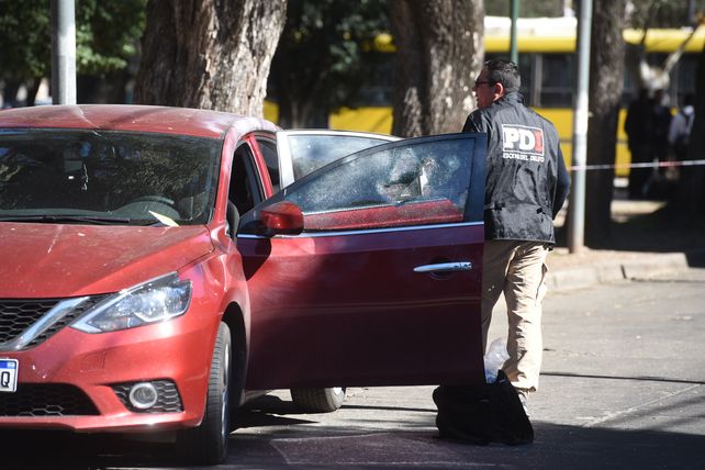 El Nissan donde fue baleado en la cara el empresario frente al banco Macro de la Plaza Alberdi