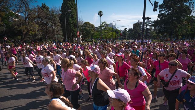 La caminata se hace en el marco del mes de la Lucha contra el Cáncer de Mama