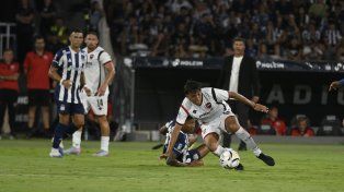 El juvenil Facundo Guch intenta progresar con la pelota en un ataque de Newells. Al rojinegro le costó mucho generar chances netas de gol en la noche cordobesa.