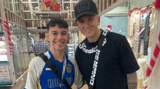 Un hincha de Central, junto a Franco Ibarra, que llegó para incorporarse y este viernes se sumaría a la pretemporada.