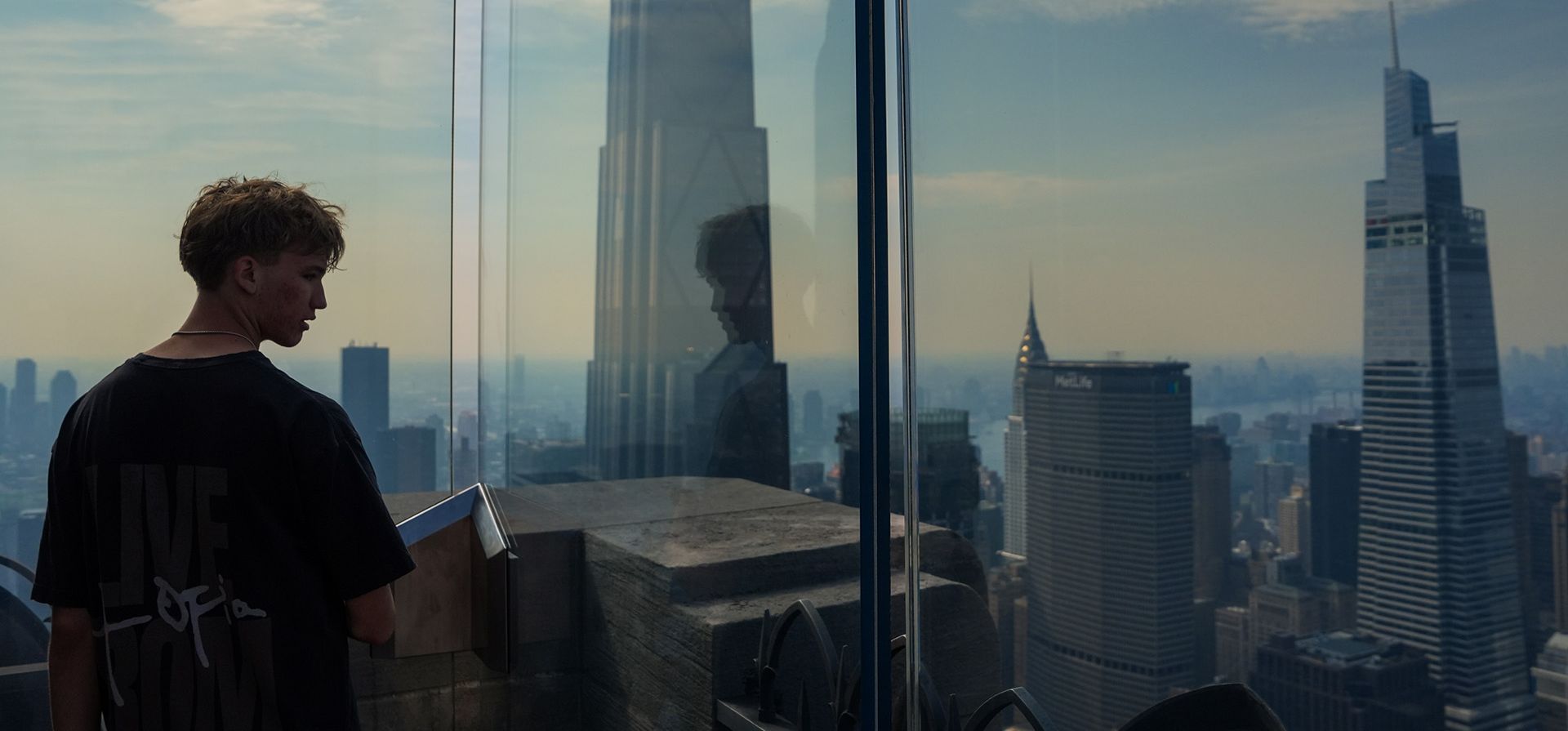 Un joven observa desde la plataforma de observación Top of The Rock en el Rockefeller Center durante una alerta sanitaria por la calidad del aire debido al humo de los incendios forestales, en Nueva York, el viernes 17 de julio de 2026. (Foto AP/Ryan Murphy) Un joven observa desde la plataforma de observación Top of The Rock en el Rockefeller Center durante una alerta sanitaria por la calidad del aire debido al humo de los incendios forestales, en Nueva York, el viernes 17 de julio de 2026. (Foto AP/Ryan Murphy)