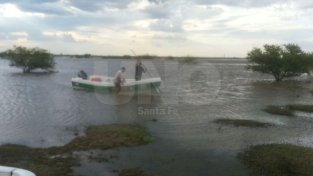 Santa Fe: rescataron a cuatro náufragos luego de que se les diera vuelta su embarcación