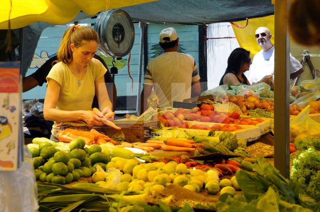 Muchos santafesinos se acercaron hasta la renovada Feria de las Cuatro Vías.