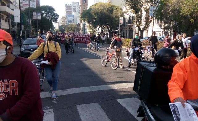 Trabajadores de distintos sectores marchan por avenida Pellegrini en reclamo de la continuidad laboral.