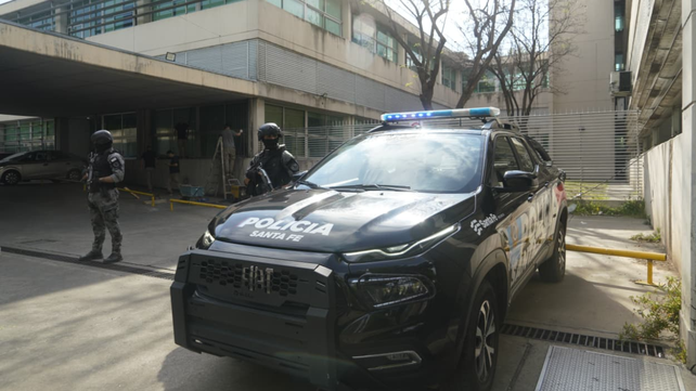 Hospital custodiado. Policías fuertemente armados montan guardia este viernes en el playón de acceso&nbsp;