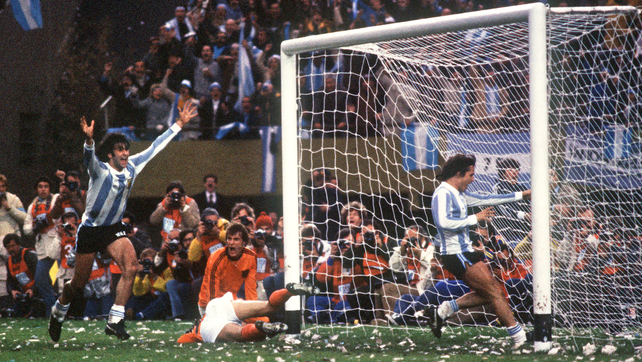 Kempes y su segundo gol en la final del 78. Argentina volverá a utilizar la celeste y blanca en el Mundial Qatar 2022.