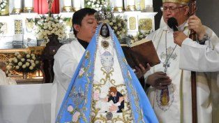 Cura entrerriano estuvo detrás de la idea de estampar al Papa y Milei en el manto de la Virgen del Valle.