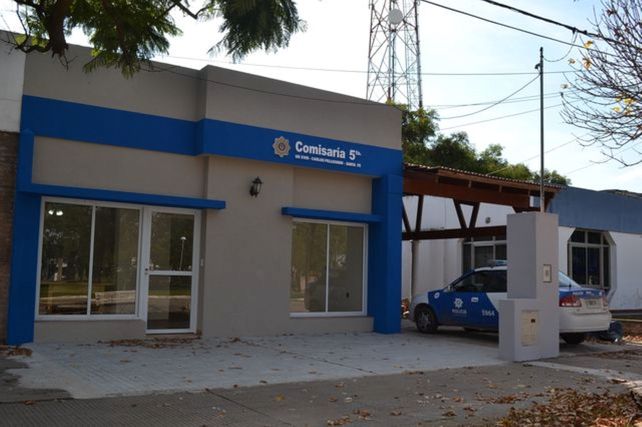 El sujeto aprovechó el descuido de los agentes policiales y les robó el patrullero estacionado frente a la comisaría 5ª. Viajó en él hasta su casa en Piamonte donde lo dejó abandonado. (Foto: Portal Pelegrinense). El sujeto aprovechó el descuido de los agentes policiales y les robó el patrullero estacionado frente a la comisaría 5ª. Viajó en él hasta su casa en Piamonte donde lo dejó abandonado. (Foto: Portal Pelegrinense).