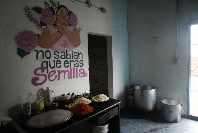 Un comedor popular en el barrio Los Pumitas. La asistencia crece al compás de la demanda.