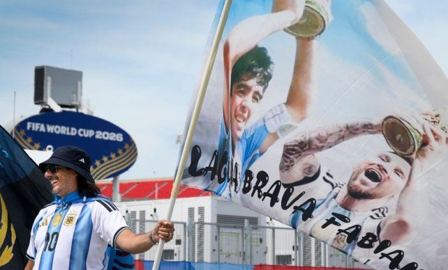 Dos potencias. Las figuras de Diego Maradona y Lionel Messi forman parte de la pasión argentina.