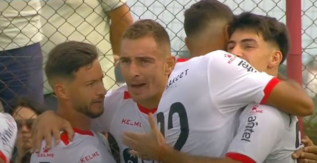Ruben celebra junto a sus compañeros de Maldonado lo que fue el empate transitorio.