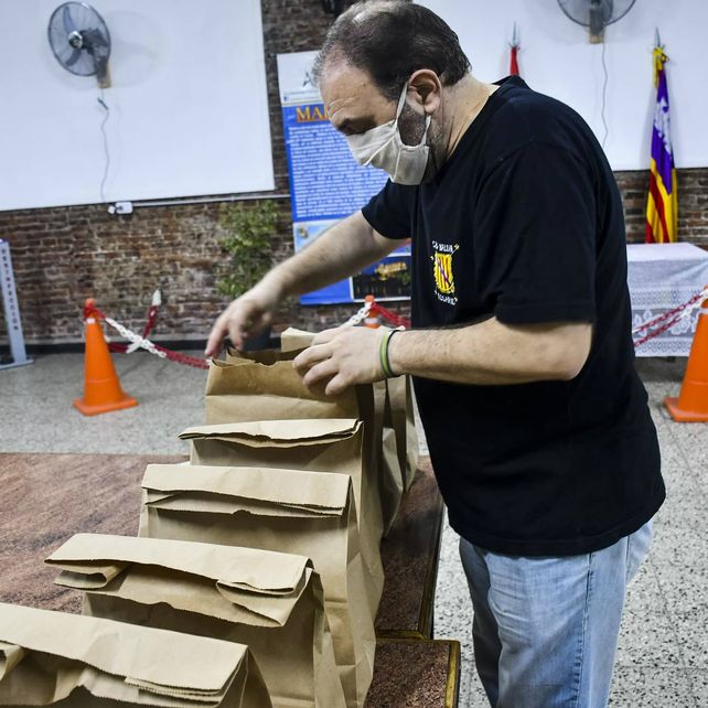 La organización de la distribución fue un desafío logístico para las asociaciones. (Gentileza: Facebook /&nbsp;Encuentro y Fiesta Nacional de Colectividades Rosario&nbsp;