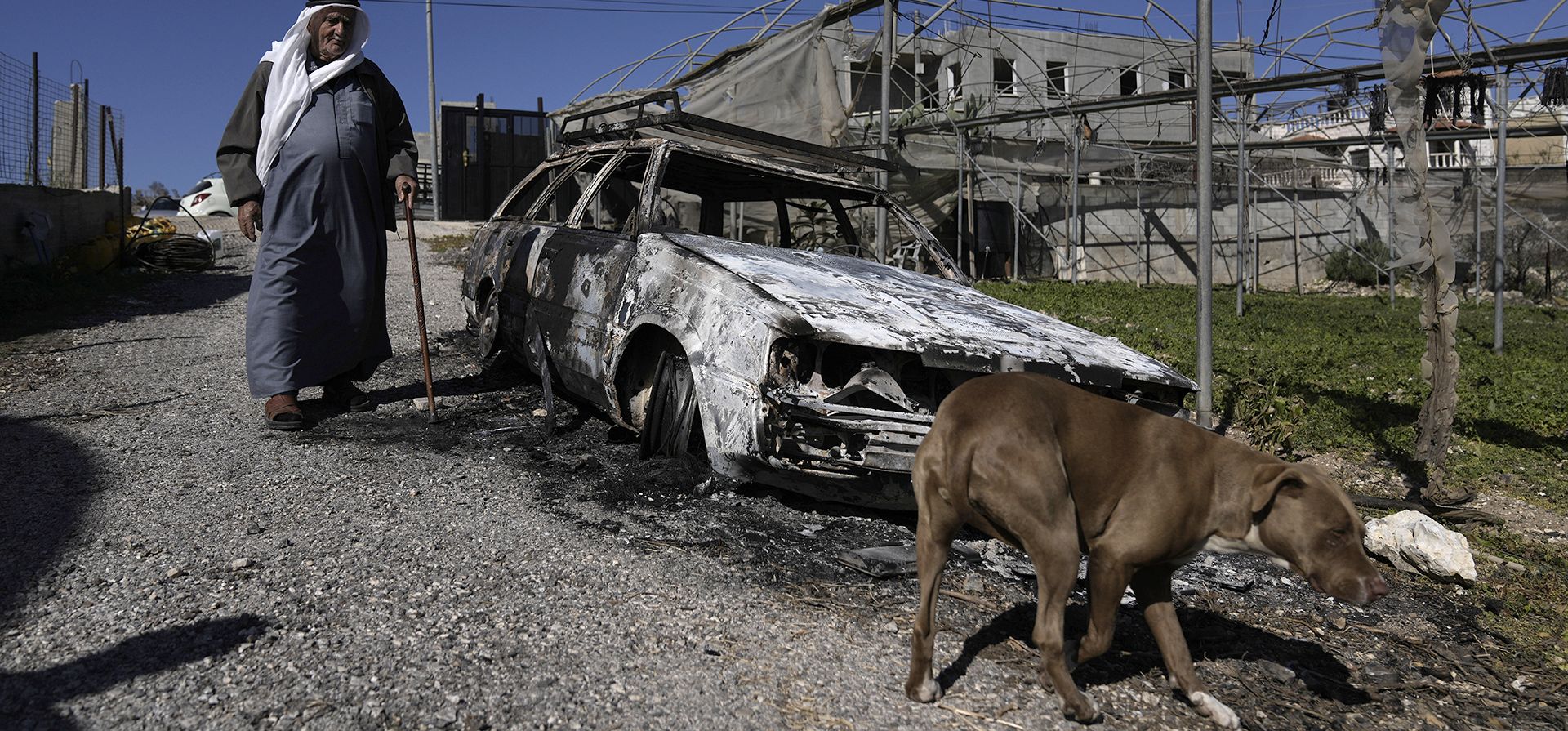 Un palestino se encuentra junto a un automóvil incendiado después de un ataque por parte de presuntos colonos israelíes en la aldea cisjordana de Jinsafut, el martes 21 de enero de 2025. (Foto AP/Majdi Mohammed) Un palestino se encuentra junto a un automóvil incendiado después de un ataque por parte de presuntos colonos israelíes en la aldea cisjordana de Jinsafut, el martes 21 de enero de 2025. (Foto AP/Majdi Mohammed)