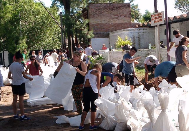 Así se realizaban los trabajos en la mañana de este martes en Rincón./ gentileza: Municipalidad de Rincón.