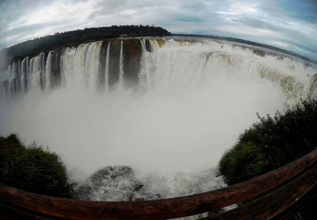 Las Cataratas volvieron a ser recorridas ayer por entre 3.000 y 4.000 visitantes.