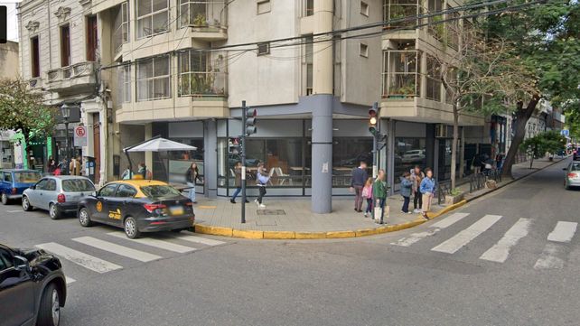 Esquina de Córdoba y Balcarce donde abrirá sus puertas un espacio que fusiona indumentaria con café y panadería.