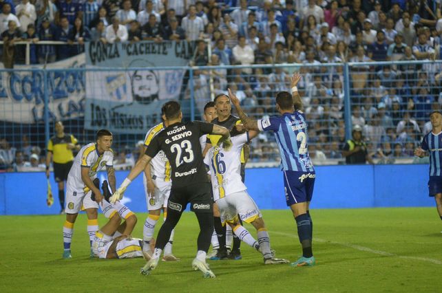 Todo mal. Candia metió el manotazo y se desplomó pidiendo una falta inexistente.