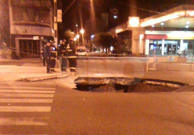 Así está el socavón de Rivadavia y Bulevar