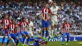 Atlético amargó al Real sobre el final en el Clásico