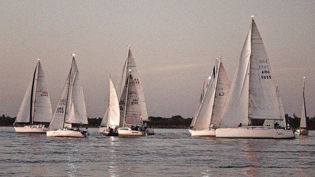 La Regata de la Luna Llena tuvo la participación de 26 veleros cabinados.